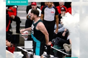 24+12&得分生涯新高！开拓者赢球海报：克林根当选封面人物