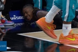 远程精准打击！道苏姆中场压哨拉杆三分命中 裁判核实未超时有效