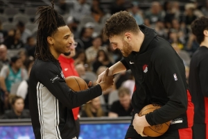 康大冠军队友再相会！卡斯尔和克林根两人在场边嬉戏玩耍