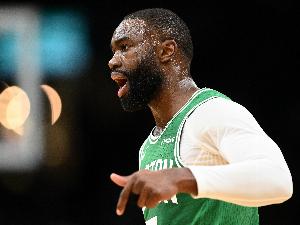 解说：杰伦关键仗真硬 下半场30分就丢3球 在当代乔丹面前拿50+