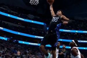 杀死比赛！克里斯蒂背身抹过防守直接单臂劈扣