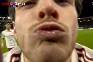 小雷：摄像机都是口水，得管你收费了！赖斯：只是轻吻了一下😂