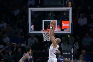 保留曲目！爱德华兹借掩护直接抛传 戈贝尔下顺空接双手暴扣！