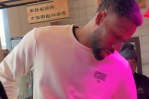 西热力江与威姆斯吃羊蛋：相信我 这不是“美食”挑战的终点