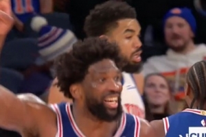 喜剧人！恩比德空篮完成赛季首扣 双手指天庆祝异常兴奋！