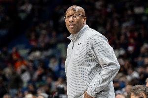 迈克·布朗：我们防守的多个环节做得不够 必须打出更强的对抗性