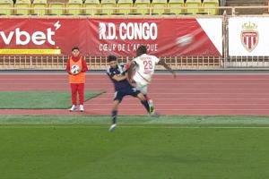 吓人😱摩纳哥中场停高空球没看到对手，直接飞踹塔利亚菲科脖子