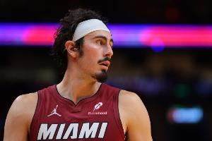 扭到脚踝提前离场！哈克斯：休息一晚才知道能不能打明天的背靠背