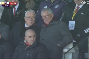 镜头给到看台，弗格森在现场观战曼联客场对阵利兹联的比赛