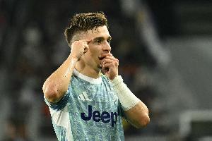 意媒：小孔塞桑半场被换下，是因为他此前受伤的大腿又出现了问题