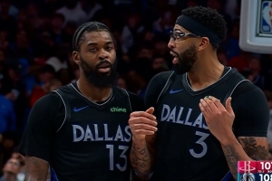 惊险！浓眉&马绍尔传跑失误但KD绝命三分打铁 两人赶紧商量下