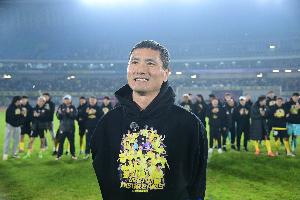 记者：今日14点，国足主帅邵佳一媒体见面会将在广东肇庆举行