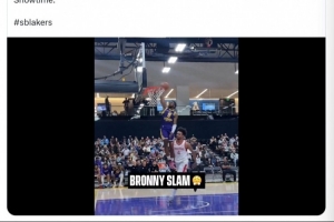 布朗尼反击一条龙单臂劈扣！老爹詹姆斯：上面的空气与众不同啊！