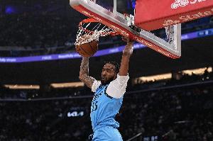 洛杉矶的天上都是你！小琼斯替补出战半场7中6！得13分4板2助1帽