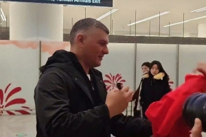 执教成都蓉城在即！约翰-阿洛伊西已于今晨抵达天府国际机场