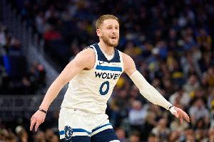 这才是你的特点！迪文岑佐机敏上前抢断 反击送双手暴扣！