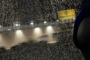 大巴玻璃被自家球迷攻击！瓦伦官方：理解球迷的失望但这很危险