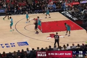终于止血！公牛第三节长达9分26秒运动战进球荒 武切维奇连进破荒