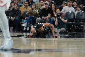 米奇·约翰逊：文班不在场会让一切不同 但我们的既定原则不变