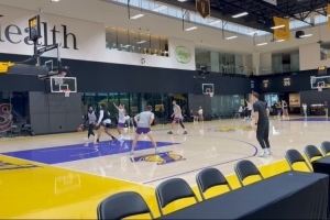 明日继续休战！队记晒文森特今日参与训练片段