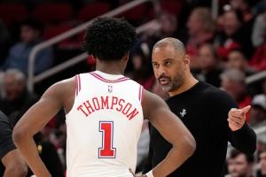 稳当点吧！阿门篮下背传失误 弗拉格反击上篮得分