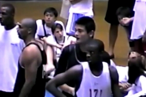 珍贵影像！姚明17岁时参加乔丹飞行学院训练营 多次高质量护筐