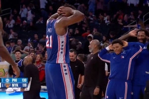 76人在麦迪逊广场花园击败尼克斯 恩比德跳舞庆祝&洛瑞和庄神模仿