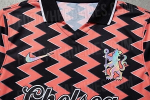 切尔西下赛季复古球衣谍照：珊瑚橙与黑色交织 使用狮纹徽章