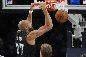 势大力沉！戈贝尔双手补扣打成2+1 森林狼7-0领先11分打停热火