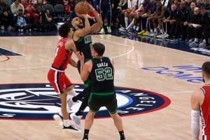 老道！德里克·怀特前场板抢投三分压哨造犯规 随后三罚稳稳全中