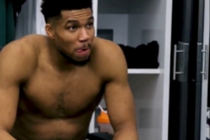 大将之风！老里把比赛用球给了字母哥 后者直接送给小将罗林斯