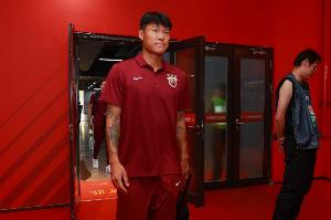 博主：大连英博这个转会期在补强防线，确定会引进李昂和孙康博