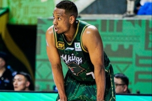 尽力了！祝铭震全场11投7中&三分8中5得到19分 正负值-13