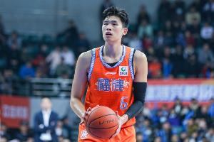 基本是隐身！邹阳半场0次出手毫无存在感 仅有1板1助&2次犯规