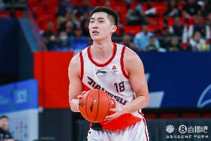 拼尽全力！蒋浩然16中8拿到25分6板 罚球10中9