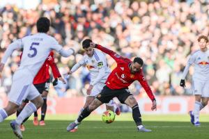 对曼联8场不胜！利兹联近8次对阵曼联3平5负，上次赢球是在2010年