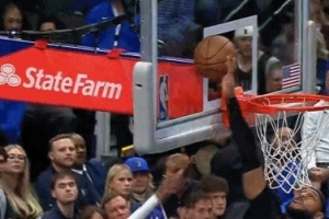 难逃五指关！小史密斯突破上篮被加福德钉板帽下