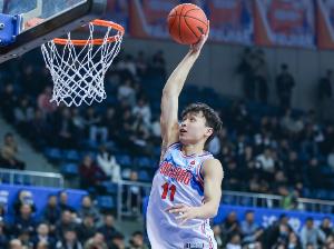 受伤离场！齐麟17中8砍球队最高26分 下半场19分&末节尾声崴脚