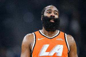 当头一棒！哈登在包夹中强投 被豪泽大帽扇飞