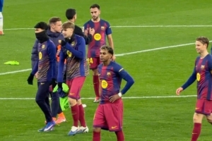 德比战取胜！亚马尔赛后对镜头做出三分入袋手势