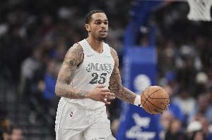 右脚踝扭伤！华盛顿仅打12分钟1中0未得分 拿到1板1断1帽