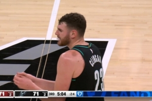 克林根被抢断反抢被吹犯规&个人第4犯 杨瀚森替换上场