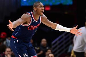 打得还行但空位三分没把握！邓恩10中4拿到10分4板6助