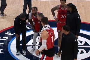 打得是真好！小琼斯遭逼抢腿部受伤被两人架出场 目前9中8