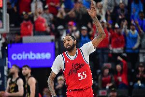 但愿无碍！小琼斯替补9中8高效拿下19分4板2助1帽 腿伤退赛