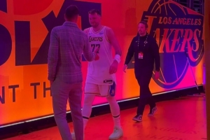 排面！佩林卡在球员通道等东契奇 击掌庆祝胜利后一起回更衣室