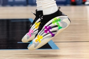 克罗心十字架！鹈鹕新秀费尔斯上脚DIY克罗心主题球鞋