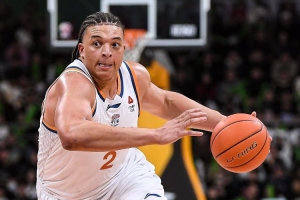 打爆广厦内线！洛夫顿半场10中8超高效拿下18分3板1助 首节12分