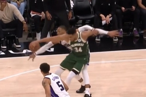 伺机而动！威少机警抢断 随后反击助攻拉文折叠暴扣