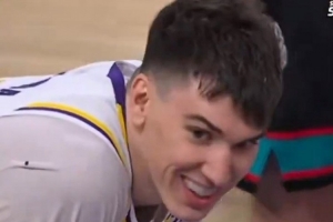 哥这是NBA呀？拉拉维亚明目张胆二运&自己都笑了 裁判没有表示